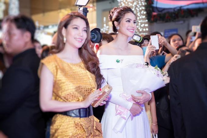 Phạm Hương còn chọn một bó hoa tươi tắn mang đến tặng An Nguy như là món quà khích lệ tinh thần cho vai diễn của An Nguy trong bộ phim này.