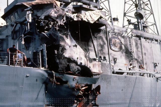 Lỗ thủng trên thân tàu USS Stark (Ảnh: Hải quân Mỹ)