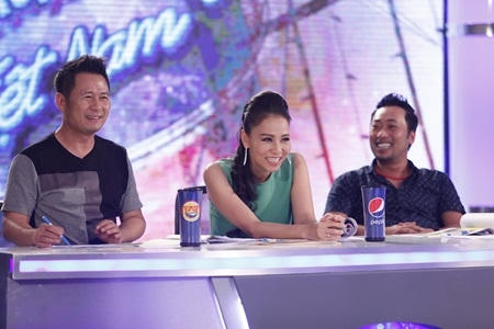 Vietnam Idol tập 4: Ch&agrave;ng trai b&aacute;n b&uacute;n b&ograve; khiến Thu Minh xi&ecirc;u l&ograve;ng d&agrave;nh tặng v&eacute; v&agrave;ng