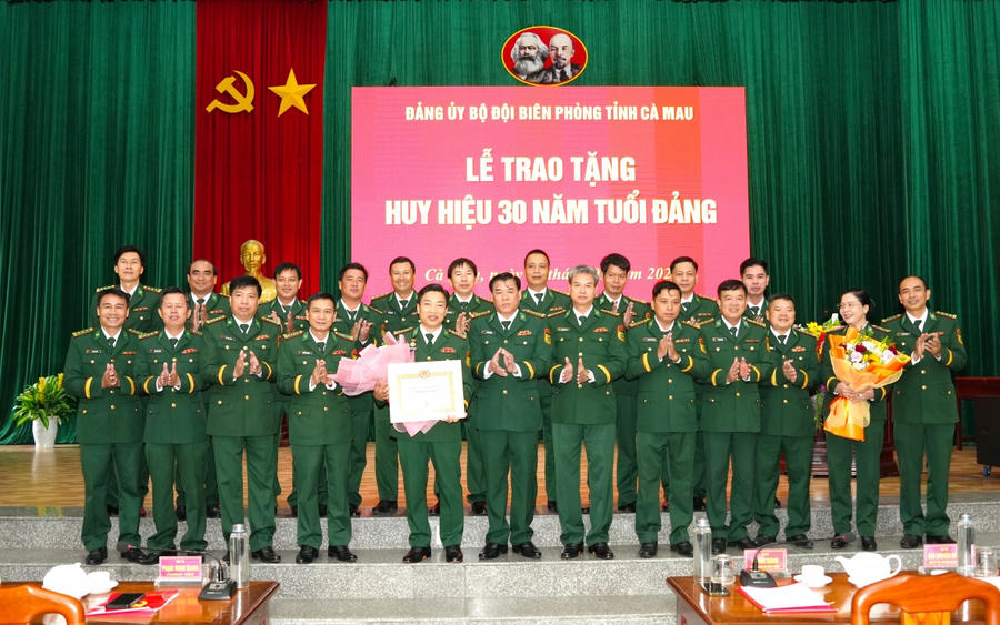 Thủ trưởng Ban Chỉ huy BĐBP tỉnh Cà Mau chúc mừng Đại tá Phạm Minh Giang nhận Huy hiệu 30 năm tuổi Đảng.