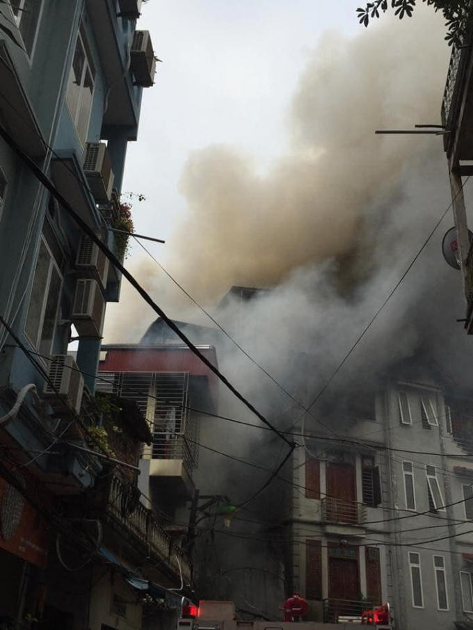 Khói cao bốc lê hàng chục mét.