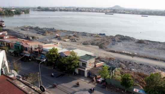 Bờ sông tuyệt đẹp giờ chỉ còn là một đại công trường nham nhở. Ảnh tư liệu