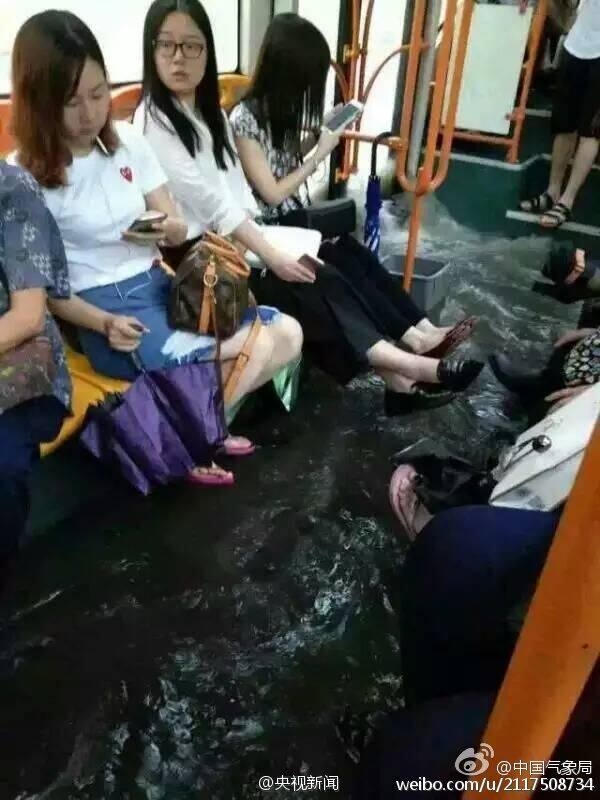 Không chỉ khiến nhiều xe ôtô chết máy, nước ngập còn tràn cả vào sàn xe bus.