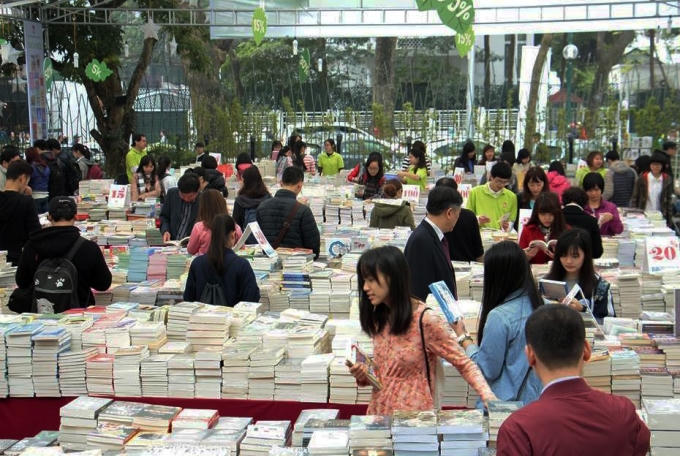 Đông đảo độc giả trẻ đến với Hội sách Mùa Xuân 2016.
