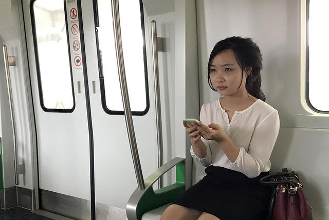 Tàu chưa lăn bánh, nhưng đã đón nhiều "hành khách" trong sáng nay