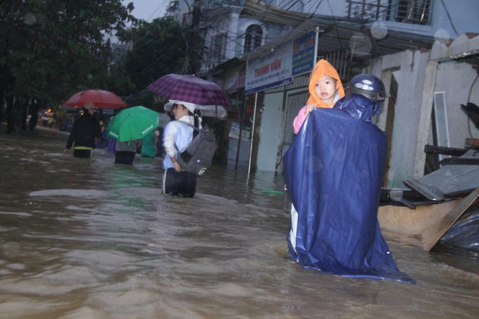 Nước ở các sông lên nhanh vì lượng mưa lớn kéo dài kèm theo đập chứa nước ở thượng nguồn xả lũ.