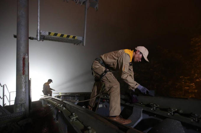 Nhân viên bảo trì cáp làm việc thâu đêm ở Sun World Fansipan Legend.