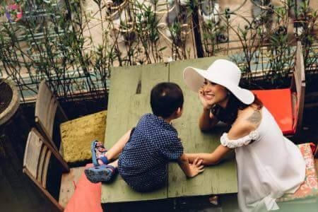 Thời gian rảnh cô thường dành hết cho con.