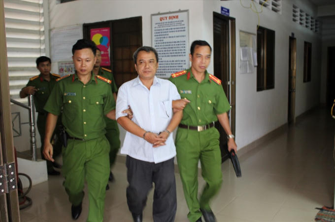 Công an thực hiện lệnh bắt tạm giam đối với ông Hồng Anh (ảnh công an cung cấp).