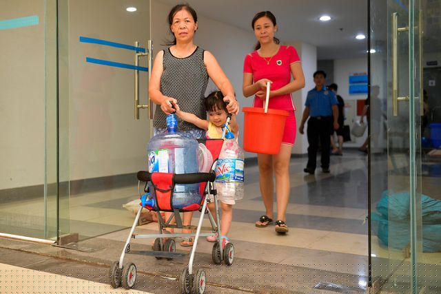 Từ người già đến trẻ nhỏ xử dụng bình, can , xô, chậu... để đi lấy nước.