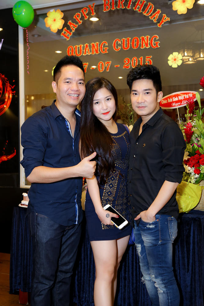 Quang Hà cùng quản lý Quang Cường chụp ảnh kỉ niệm cùng Hương Tràm.