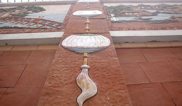 Con đường tranh gốm" đã được làm cách đây gần hai năm (Giáp Ngọ - 2014). Người đưa ra ý tưởng độc đáo này là bà Vũ Thị Bắc (57 tuổi), kế hoạch được nhất trí và triển khai ngay sau đó. Các hộ dân thống nhất với nhau sẽ bỏ tiền ra thuê thợ về làm.