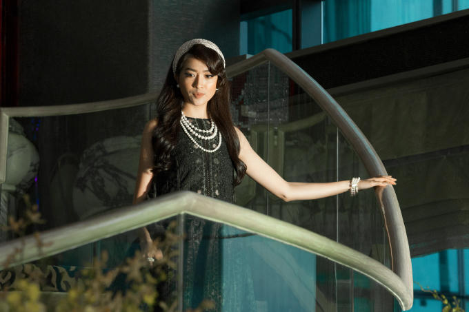 Đảm nhận vai tr&ograve; vedette, Lệ Hằng đầy ki&ecirc;u kỳ, cuốn h&uacute;t khiến ai cũng phải ngước nh&igrave;n