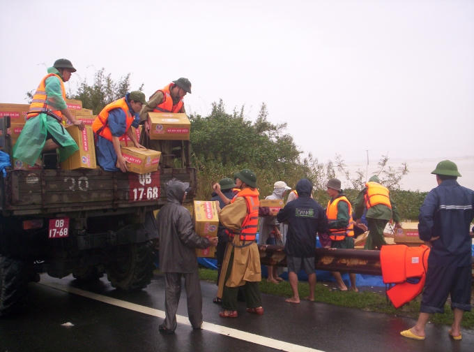 Bộ đội Biên phòng TT-Huế cứu trợ cho nhân dân vùng lũ huyện Phú Vang.