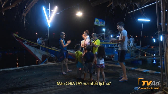“Vú em” Hải Anh cùng dàn đồng ca chia tay các bố đi làm nhiệm vụ.