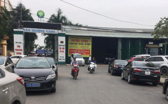 Xe biển xanh đang đỗ trước nhà hàng.