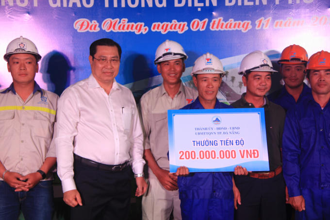 Chủ tịch UBND TP Đà Nẵng Huỳnh Đức Thơ thưởng nóng 200 triệu cho công nhân.