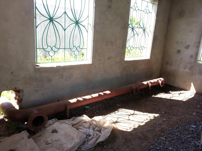 Ống nước hoen rỉ, căn phòng ngổn ngang, bừa bộn.