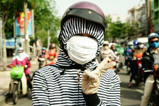 C&aacute;ch chị em &ldquo;chống nắng&rdquo; dưới g&oacute;c nh&igrave;n h&agrave;i hước của một &ldquo;&ocirc;ng T&acirc;y