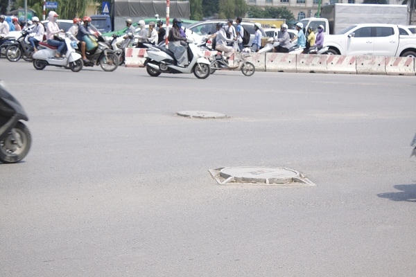 Đi trên đường Trường Chinh theo cả hai chiều, người tham gia giao thông sẽ bắt gặp những nắp cống cao hơn mặt đường từ 10cm đến 15 cm. Các phương tiện tham gia giao thông khi đi trên tuyến đường này cũng không khỏi giật mình vì những chiếc nắp cống giống như những cái bẫy có thể gây tai nạn bất kỳ lúc nào.