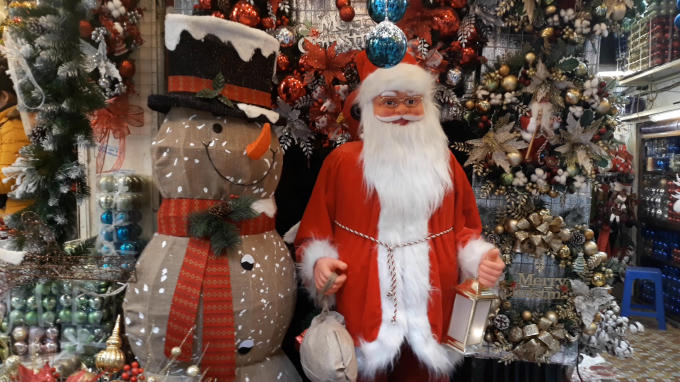 Búp bê ông già Noel trông rất bắt mắt.