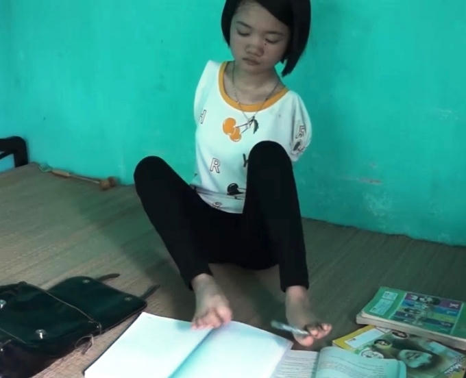 Một buổi ôn bài tại nhà của Thắm với những thao tác lấy sách, lật vở và viết bài thuần thục không kém người bình thường.