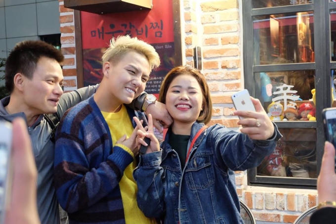 Duy Khánh chụp ảnh cùng người hâm mộ.