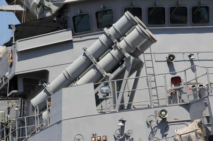 Trên tàu trang bị tên lửa đối không Sea Sparrow cải tiến, tên lửa chống tàu Harpoon Blook 2.