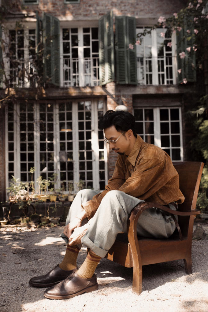 Sau 2 tháng ra mắt, MV lyrics “Đố em biết anh đang nghĩ gì” đánh dấu sự hợp tác của Đen, Justa Tee và giọng ca trẻ Biên đã có được sự đón nhận đặc biệt với hơn 12 triệu lượt view trên Youtube. Vừa tung ra bộ ảnh mới với màu sắc khác biệt tất cả những gì vẫn thể hiện từ trước đến nay, Đen hé lộ cho người hâm mộ về một sản phẩm mới mà anh đã có rất nhiều cảm xúc trong suốt quá trình thực hiện.