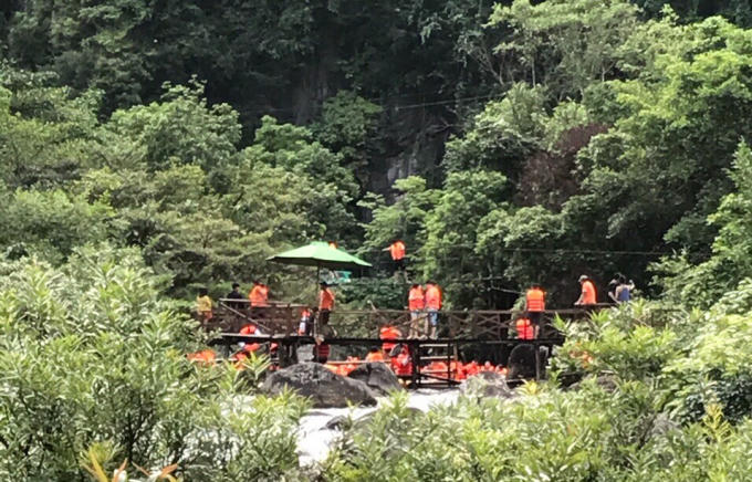 Nhiều khách đến đây thăm quan.