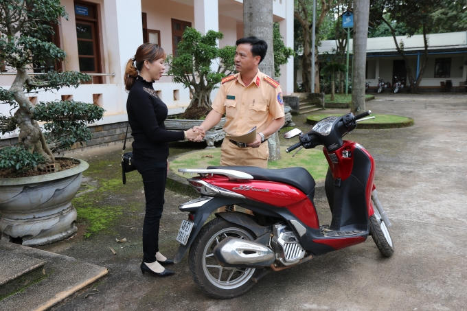 Cảnh sát giao thông tỉnh Đắk Nông trao trả xe bị kẻ gian lấy cắp cho chủ sở hữu.