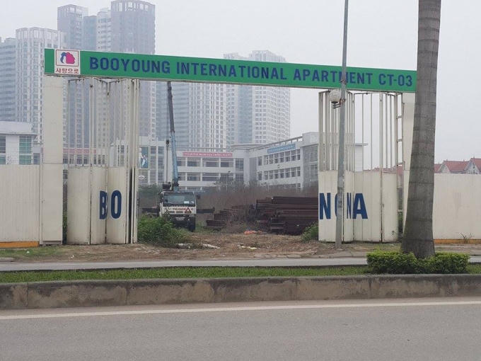 Bên trong vắng vẻ, hoang sơ.