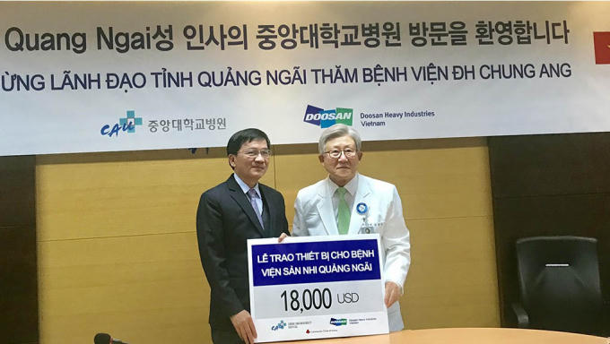 Ông Kim Song Deok - Viện trưởng Bệnh viện Đại học Chung Ang (Hàn Quốc) trao tặng gói thiết bị trị giá 18.000 USD cho tỉnh Quảng Ngãi.