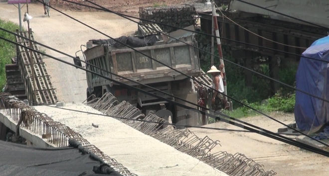 Việc tính toán tải trọng giới hạn được phép lưu thông qua cầu hoàn toàn không được tính tới và đưa ra. (Ảnh: PV/Vietnam+).