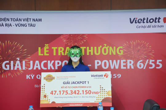 Chị H. – khách hàng may mắn trúng Jackpot 1 sản phẩm Power 655 kỳ 159 ngày 7-8 trị giá 47 tỉ đồng