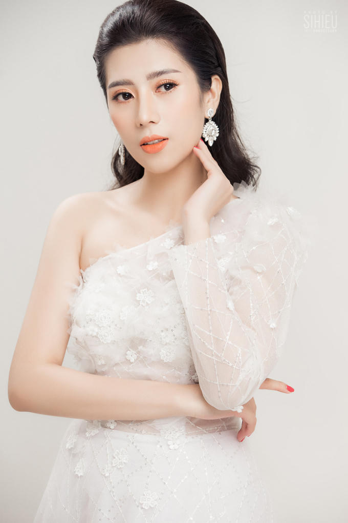 Trong năm mới 2019 này, Dương Yến Nhung sẽ trở lại showbiz với vai trò ca sĩ cùng nhiều dự án âm nhạc. Mặc dù đã chuẩn bị kỹ lưỡng về phần thanh nhạc cũng như bàn bạc với ekip để thực hiện những music video chất lượng nhưng Á khôi nhan sắc 2016 không tránh khỏi cảm xúc hồi hộp, lo lắng.