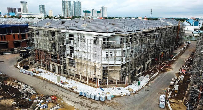 Dự án Green Star Sky Garden của Hưng Lộc Phát ngừng thi công suốt 2 năm qua do vướng đất công xen cài. Ảnh: Trọng Tín