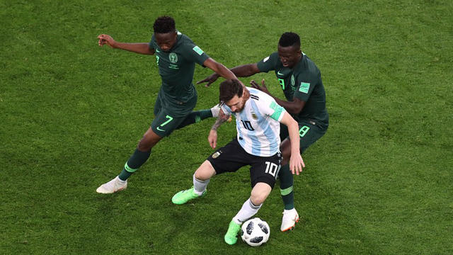 Một mình Messi trong vòng vây các cầu thủ Nigeria