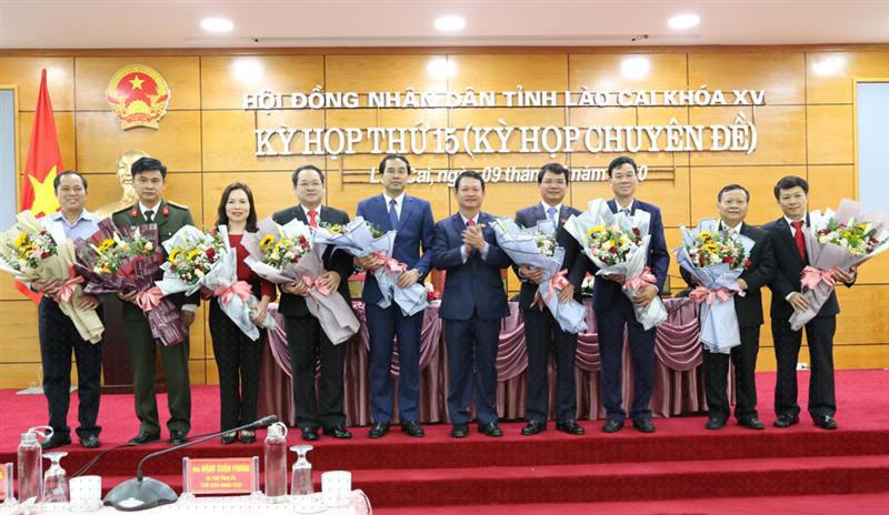 Các đại biểu chúc mừng các đồng chí được bầu giữ chức Chủ tịch HĐND tỉnh, Chủ tịch UBND tỉnh, Phó Chủ tịch HĐND tỉnh, Ủy viên UBND tỉnh khóa XV, nhiệm kỳ 2016-2021. Ảnh: Laocai.gov.vn