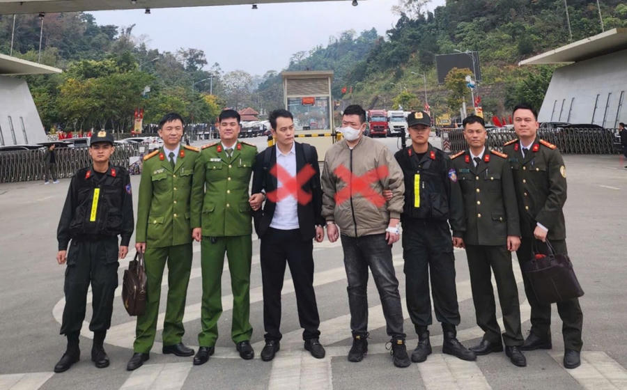 Công an tỉnh Bắc Ninh đưa 2 đối tượng truy nã quốc tế Zhang Zhen và Li Dawei (đánh dấu X, từ phải qua trái) đến cửa khẩu quốc tế Hữu Nghị, Lạng Sơn để bàn giao cho các cơ quan chức năng phía Trung Quốc.