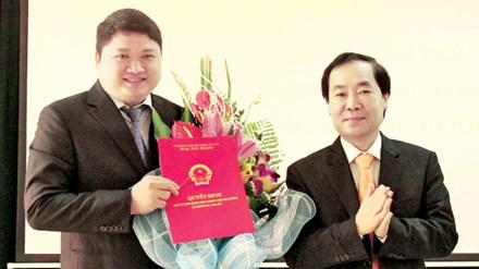 Ông Vũ Đình Duy (bên trái, cầm quyết định) tại lễ công bố quyết định bổ nhiệm làm Phó Giám đốc Sở Công Thương Hải Phòng tháng 12/2014.