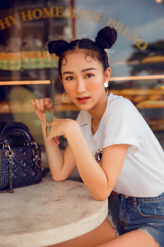 Diện những chiếc quần jean cá tính, Hà Thu khéo léo khoe đôi chân dài và thon gọn của mình. So với nhiều người đẹp khác trong làng hoa hậu Việt, Hà Thu không có lợi thế về chiều cao nhưng lại có body săn chắc và vóc dáng đẹp mắt.