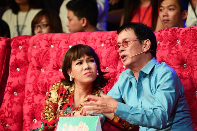 Trấn Th&agrave;nh, nhạc sĩ Đức Huy hốt hoảng v&igrave; bị th&iacute; sinh &ldquo;cưỡng h&ocirc;n&rdquo; trong L&agrave;ng h&agrave;i mở hội