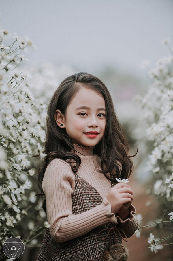 “Tiểu Chi Pu” khiến cư dân mạng sôi sùng sục với bộ ảnh chụp cùng cúc họa mi được đánh giá là đẹp nhất mùa