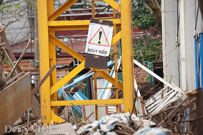 Lo-so-nhieu-nam-troi-khi-song-chung-voi-cau-thap-lo-lung-tren-dau----nh-13-1552624702-width650height432