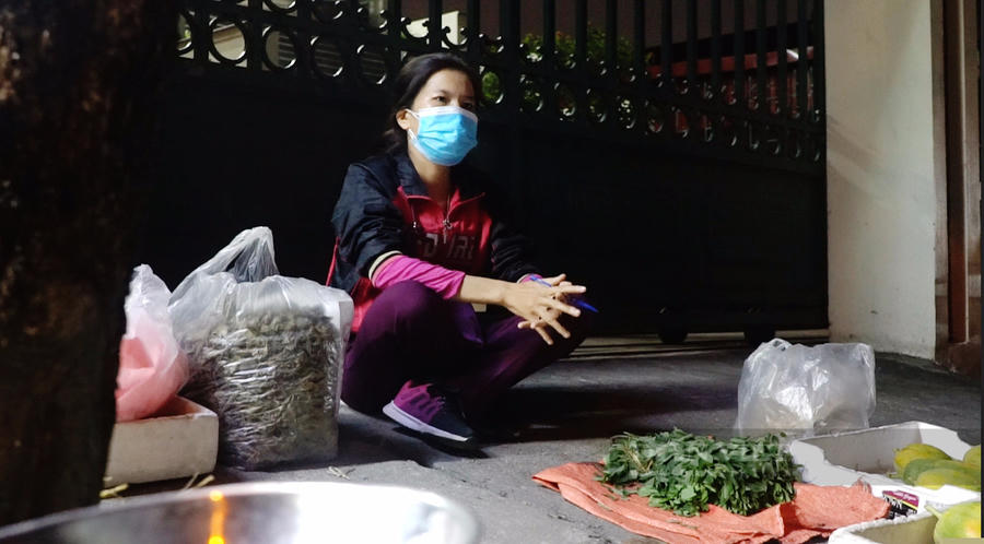 Chị Lê Thanh Huyền (điều dưỡng của khoa Phụ Sản) nhiều ngày nay phải bán thêm kiếm thêm thu nhập. Ảnh: Gia Khiêm