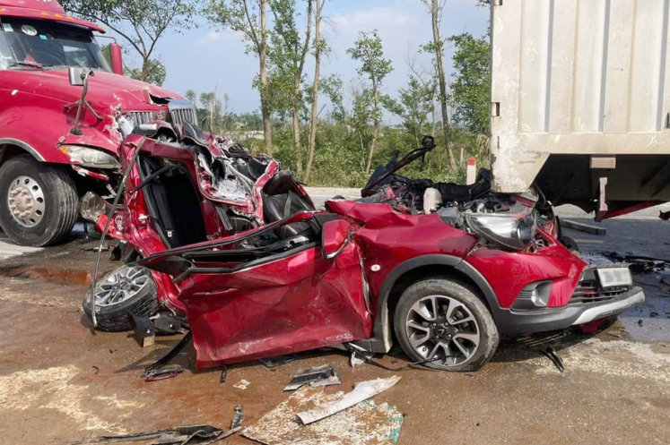 Ôtô 5 chỗ sau khi được kéo ra khỏi gầm xe tải. Ảnh: Hùng Lê