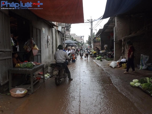 Chợ dân sinh ngay gần cung đường" đau khổ" của thôn Chi Đông.