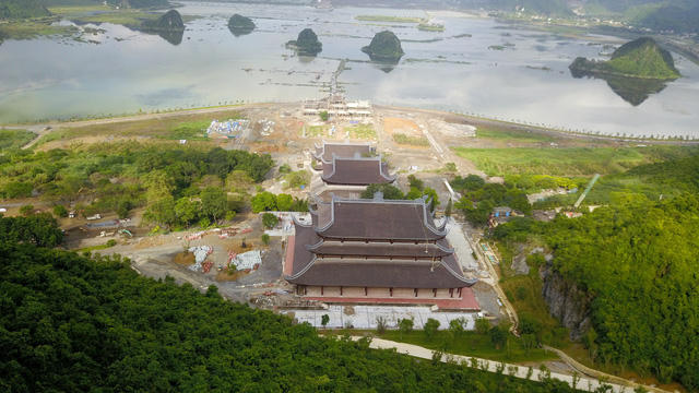 Sự tích “Tiền lục nhạc - Hậu thất tinh” bắt nguồn từ đó. Tiền lục nhạc nghĩa là mặt trước có 6 quả núi giữa lòng hồ được ví là 6 quả chuông của nhà trời. Hậu thất tinh có nghĩa là phía sau có 7 ngọn núi có thể phát sáng khi có ánh trăng về ban đêm. Ngày nay, vào những đêm trăng rằm, ánh sáng lung linh từ trên đỉnh núi rọi xuống làm bừng sáng cả một vùng trời Tam Chúc rộng lớn.