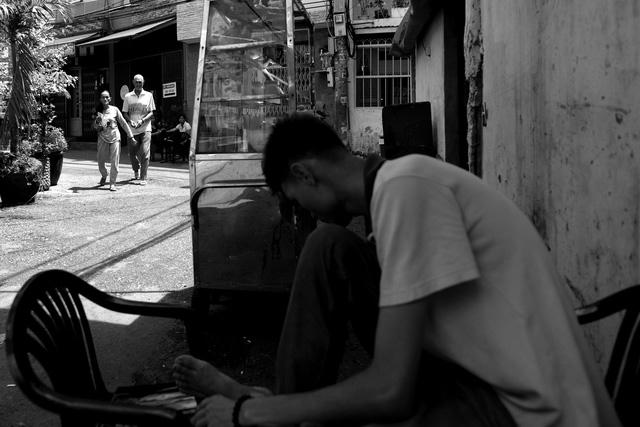 Hàng ngày, bà Bé dẫn chồng và con lang thang khắp nơi để bán vé số. Trong lúc cha mẹ đi mời khách, Long ngồi chơi ở quán nước vỉa hè chờ họ.